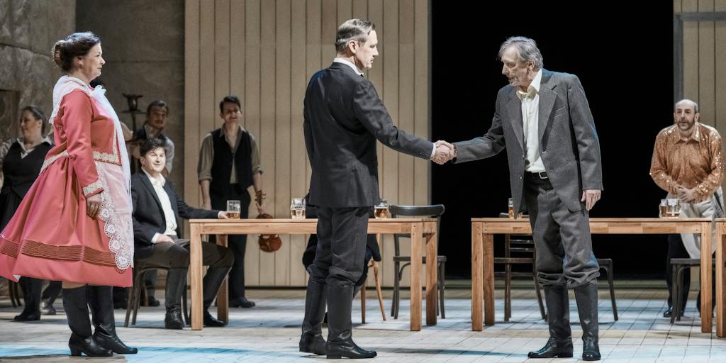 Činohra | Naši furianti: Martina Preissová (Marie Dubská), Šimon Krupa (Václav), David Matásek (Filip Dubský), Ondřej Pavelka (Jakub Bušek), Csongor Kassai (Marek Ehrmann) – foto: Martin Špelda