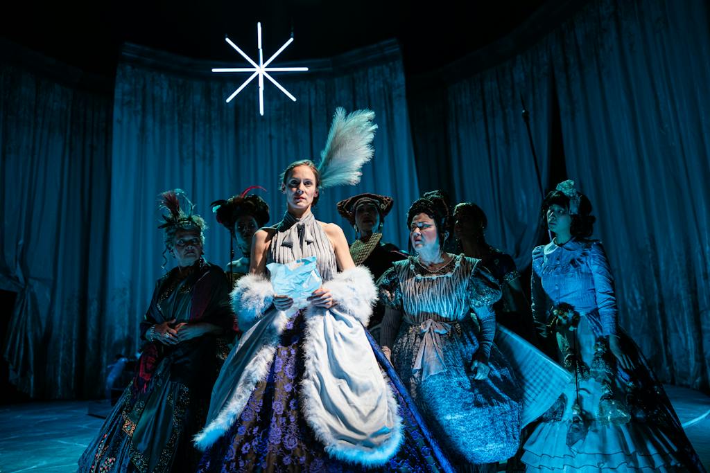 Činohra | Nebezpečné známosti: Jana Pidrmanová (Madame de Tourvel), v pozadí Jana Preissová (Madame de Valois), Berenika Anna Mikeschová (Schovanka), Johanna Tesařová (Madame de Penthièvre), Jana Boušková (Madame de Foix), Martina Znamenáčková a Marie Sawa (Schovanky) – foto: Pavel Hejný