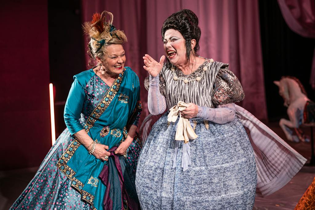 Činohra | Nebezpečné známosti: Jana Preissová (Madame de Valois), Jana Boušková (Madame de Foix) – foto: Pavel Hejný