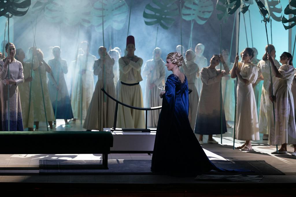 Opera ND I Armida: Doubravka Součková (Siréna), Sbor Národního divadla – foto: Zdeněk Sokol