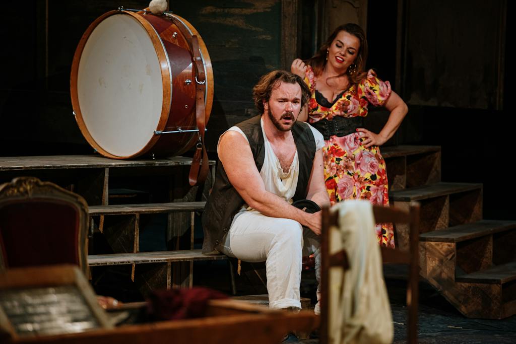 Státní opera I Komedianti: Daniel Scofield (Tonio), Jana Sibera (Nedda) – foto: Jan Hromádko