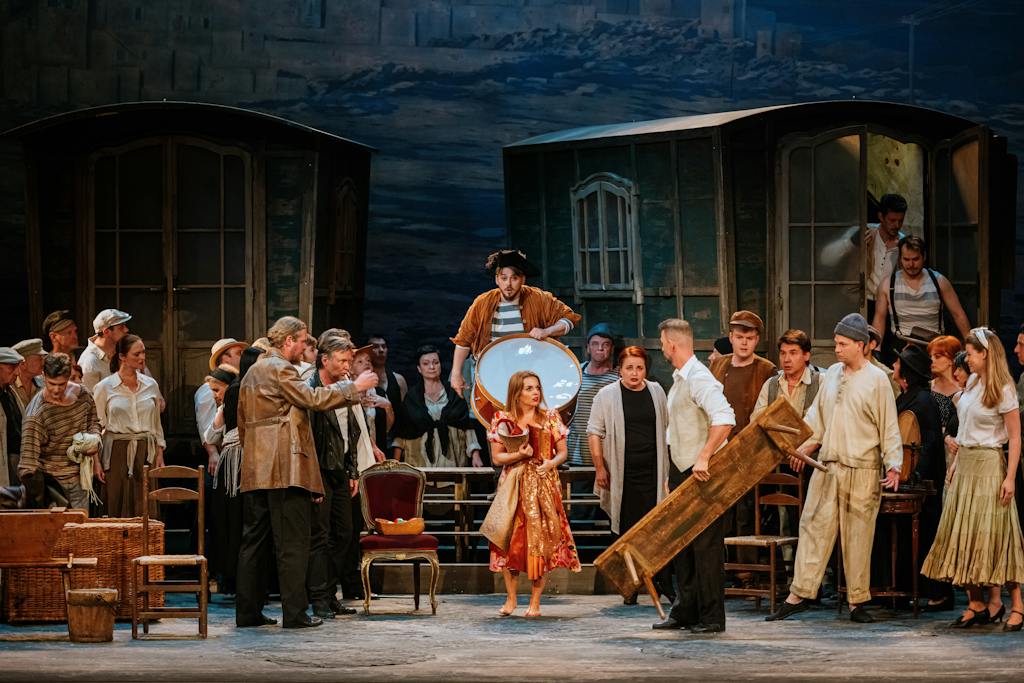 Státní opera I Komedianti: Jana Sibera (Nedda), Denys Pivnickij (Canio), Csaba Kotlár (Silvio), Sbor Státní opery – foto: Jan Hromádko