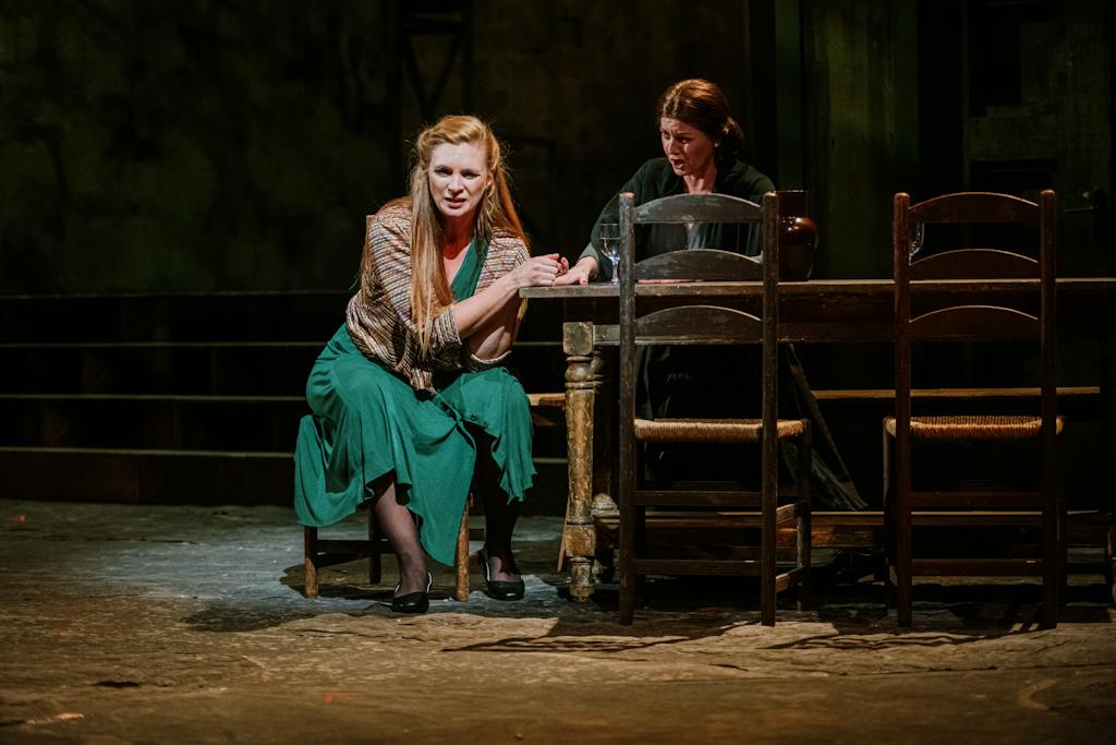 Státní opera I Sedlák kavalír: Ester Pavlů (Santuzza), Sylva Čmugrová (Lucia) – foto: Jan Hromádko