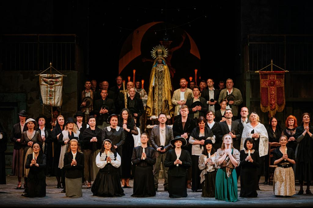 Státní opera I Sedlák kavalír: Ester Pavlů (Santuzza), Sbor Státní opery – foto: Jan Hromádko