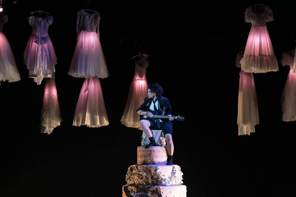 NT Opera I Le nozze di Figaro: Arnheiður Eiríksdóttir (Cherubino) – photo: Zdeněk Sokol