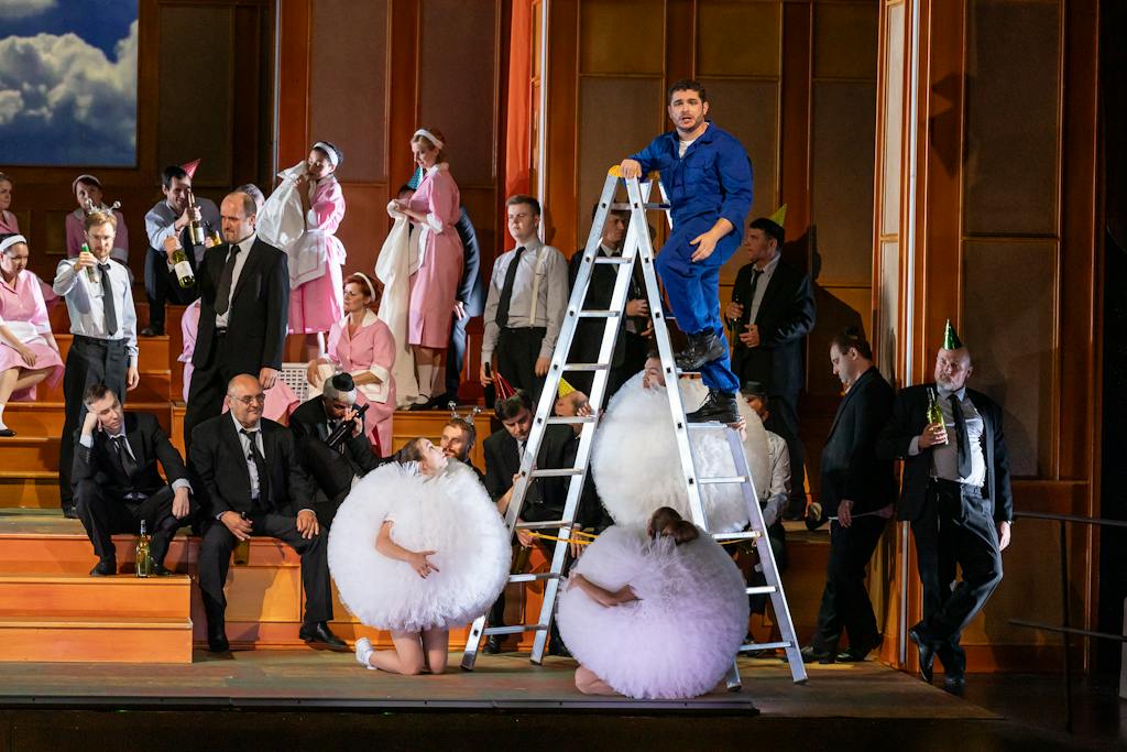 State Opera I L‘elisir d‘amore: Matteo Desole (Nemorino), State Opera Chorus, National Theatre Opera Ballet – photo: Zdeněk Sokol