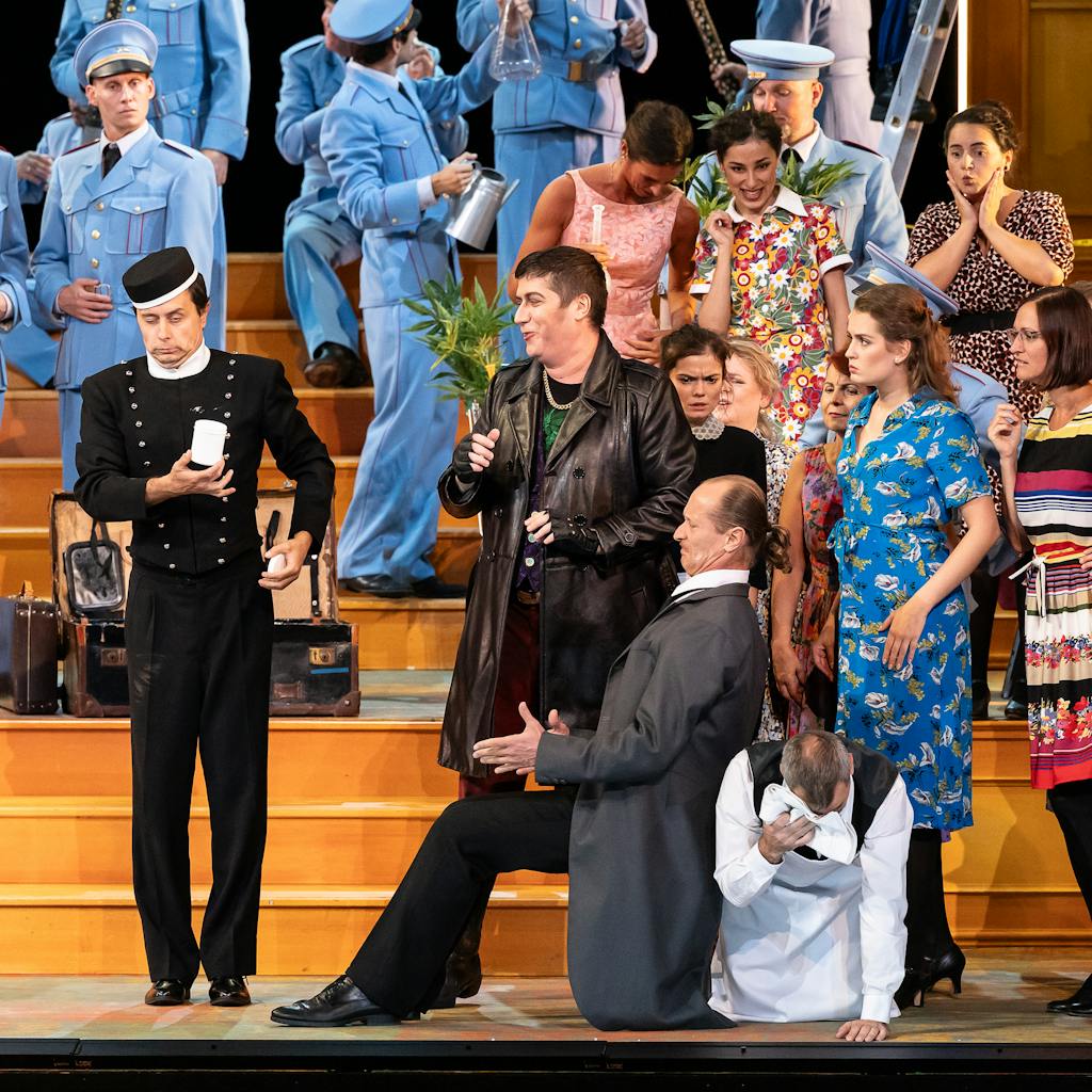 Státní opera I Nápoj lásky: Iurie Maimescu (Dulcamara), Karolína Levková (Giannetta), Sbor Státní opery, Balet Opery Národního divadla – foto: Zdeněk Sokol