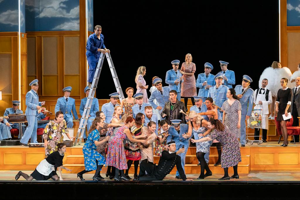 Státní opera I Nápoj lásky: Matteo Desole (Nemorino), Karolína Levková (Giannetta), Iurie Maimescu (Dulcamara), Sbor Státní opery, Balet Opery Národního divadla – foto: Zdeněk Sokol