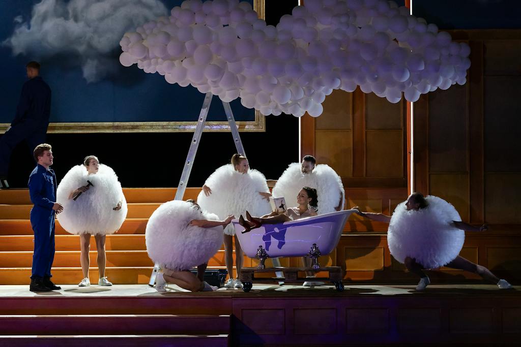 Státní opera I Nápoj lásky: Petr Nekoranec (Nemorino), Vera Talerko (Adina), Balet Opery Národního divadla – foto: Zdeněk Sokol