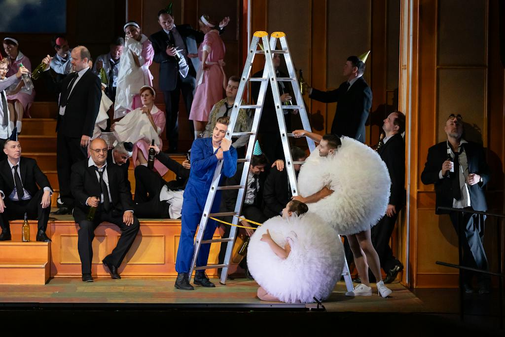 Státní opera I Nápoj lásky: Petr Nekoranec (Nemorino), Sbor Státní opery, Balet Opery Národního divadla – foto: Zdeněk Sokol