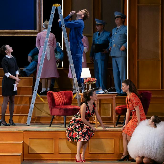State Opera I L‘elisir d‘amore: Petr Nekoranec (Nemorino), Vera Talerko (Adina), Magdaléna Hebbouse (Giannetta), State Opera Chorus, National Theatre Opera Ballet – photo: Zdeněk Sokol