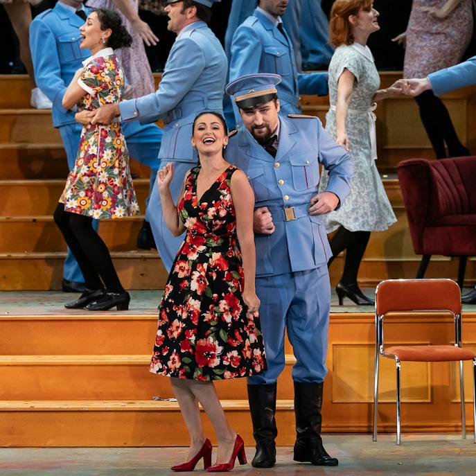 State Opera I L‘elisir d‘amore: Vera Talerko (Adina), Pavol Kubáň (Belcore), State Opera Chorus – photo: Zdeněk Sokol