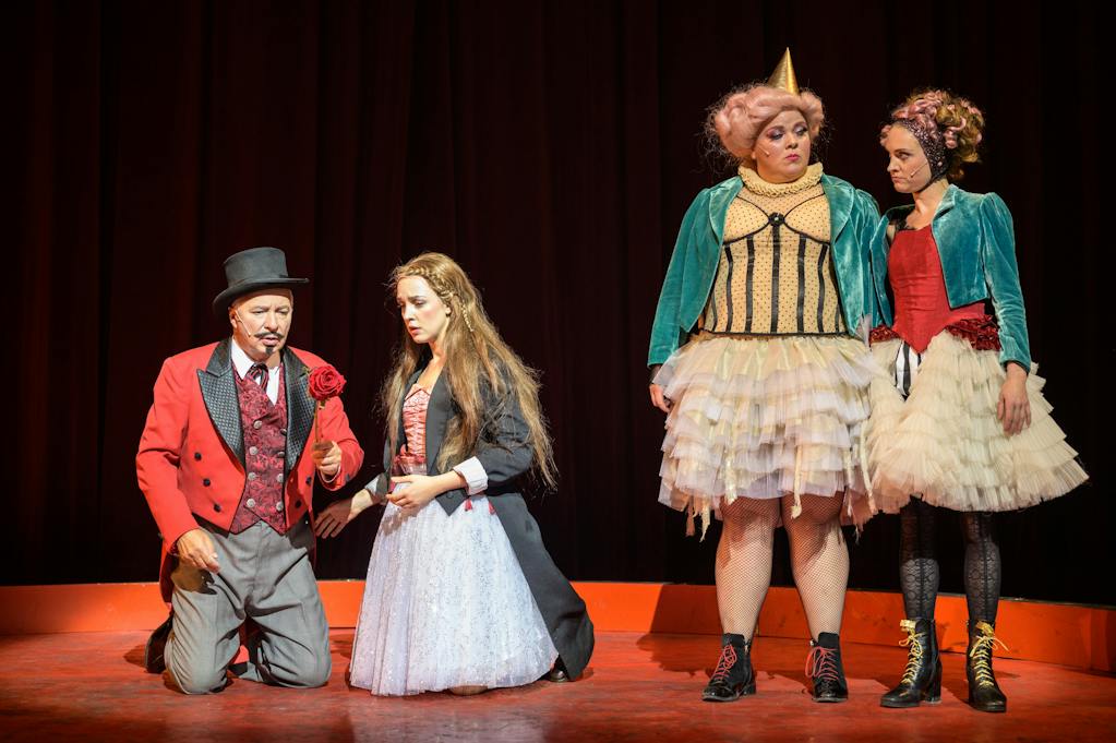 Činohra | Kráska a zvíře: Vladislav Beneš (Otec), Denisa Barešová (Kráska), Lucie Polišenská (Málinka), Pavlína Štorková (Gábinka) – foto: Petr Neubert