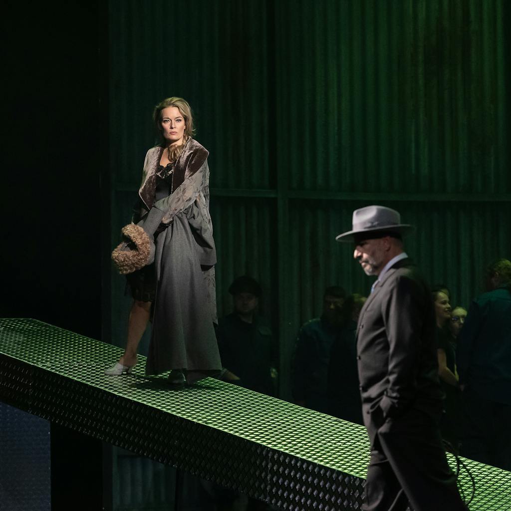 Státní opera I Lady Macbeth Mcenského újezdu: Alžběta Poláčková (Katěrina Lvovna Izmajlova), František Zahradníček (Boris Timofejevič Izmajlov) – foto: Zdeněk Sokol