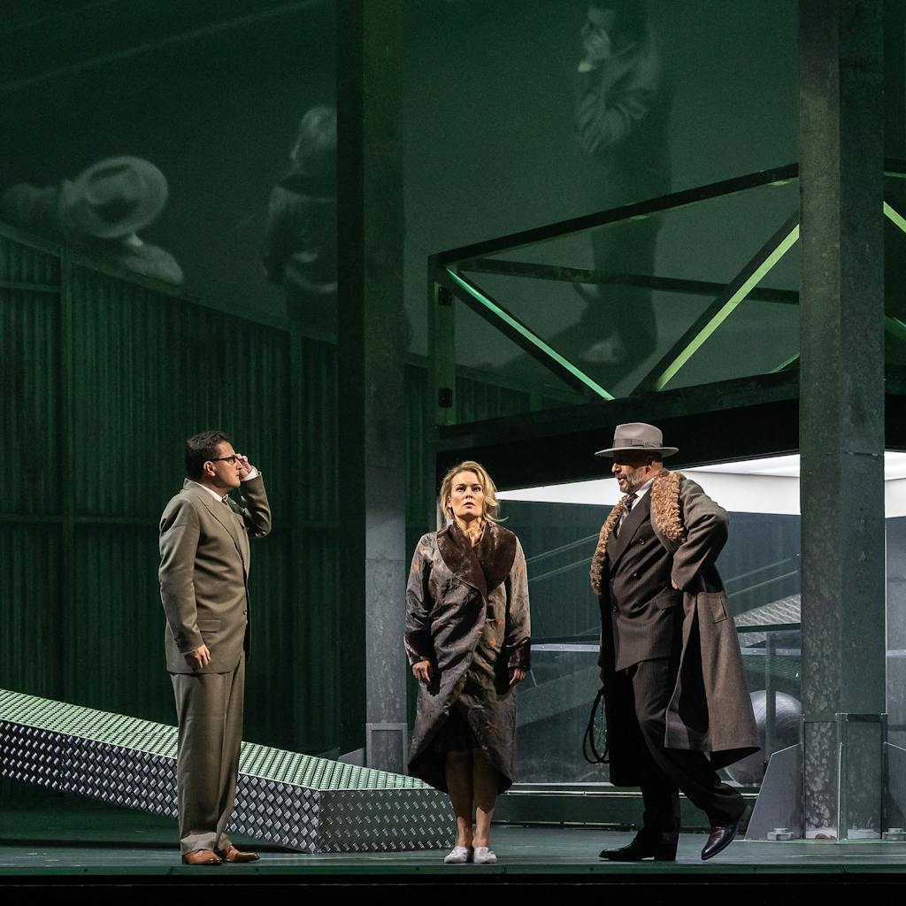 Státní opera I Lady Macbeth Mcenského újezdu: Josef Moravec (Zinovij Borisovič Izmajlov), Alžběta Poláčková (Katěrina Lvovna Izmajlova), František Zahradníček (Boris Timofejevič Izmajlov) – foto: Zdeněk Sokol
