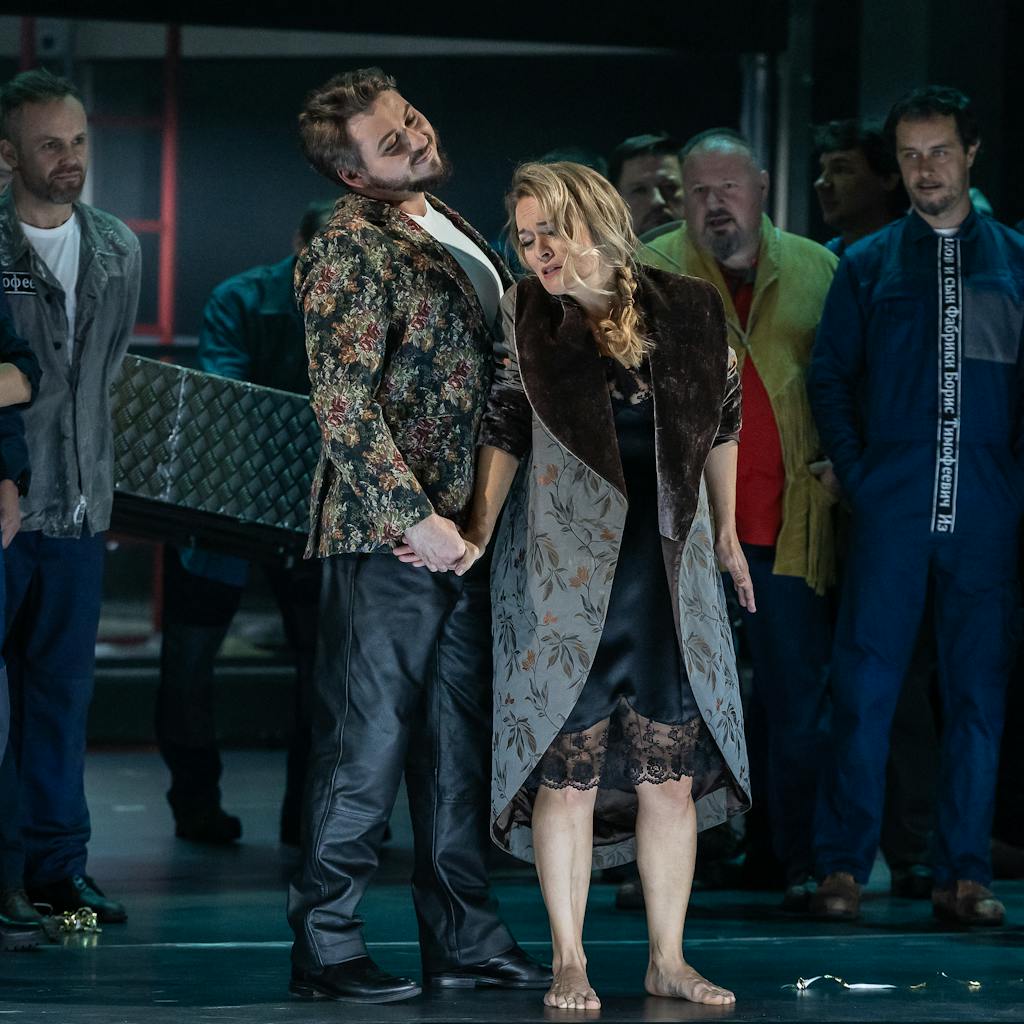 Státní opera I Lady Macbeth Mcenského újezdu: Denys Pivnickij (Sergej), Alžběta Poláčková (Katěrina Lvovna Izmajlova), Sbor Státní opery, Balet Opery Národního divadla – foto: Zdeněk Sokol