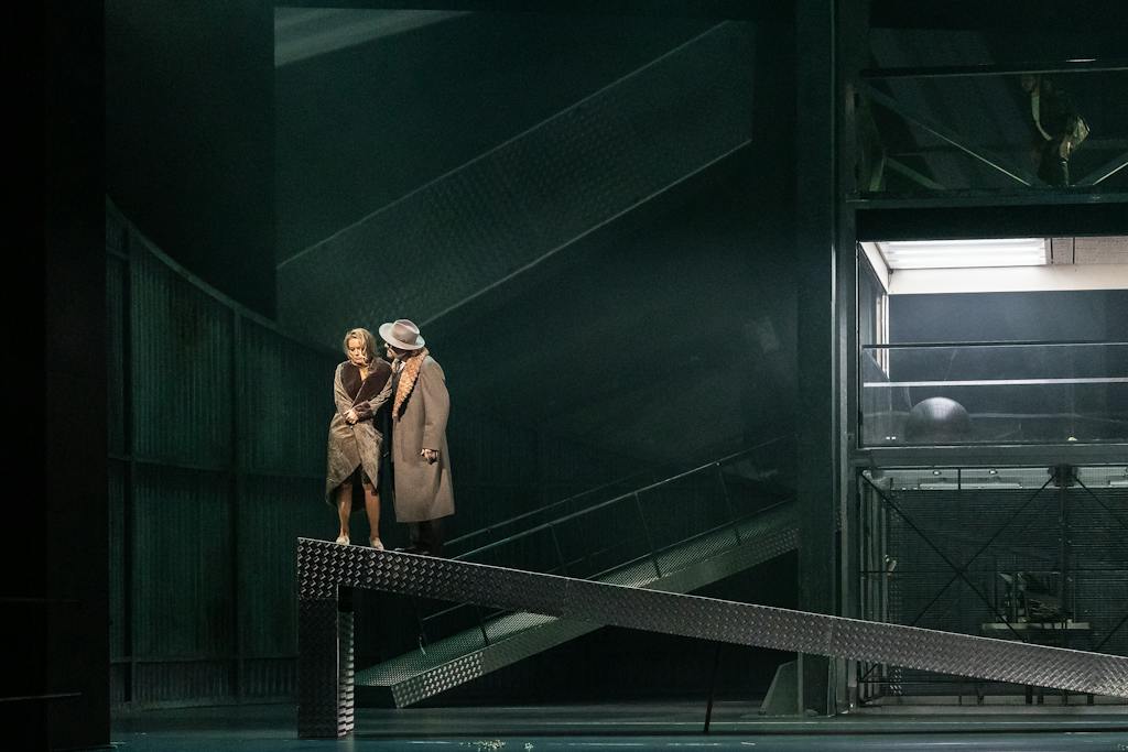 Státní opera I Lady Macbeth Mcenského újezdu: Alžběta Poláčková (Katěrina Lvovna Izmajlova), František Zahradníček (Boris Timofejevič Izmajlov) – foto: Zdeněk Sokol