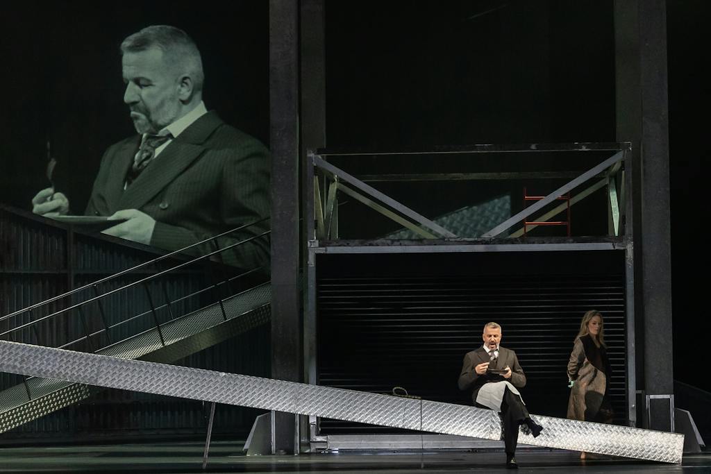 Státní opera I Lady Macbeth Mcenského újezdu: František Zahradníček (Boris Timofejevič Izmajlov), Alžběta Poláčková (Katěrina Lvovna Izmajlova) – foto: Zdeněk Sokol