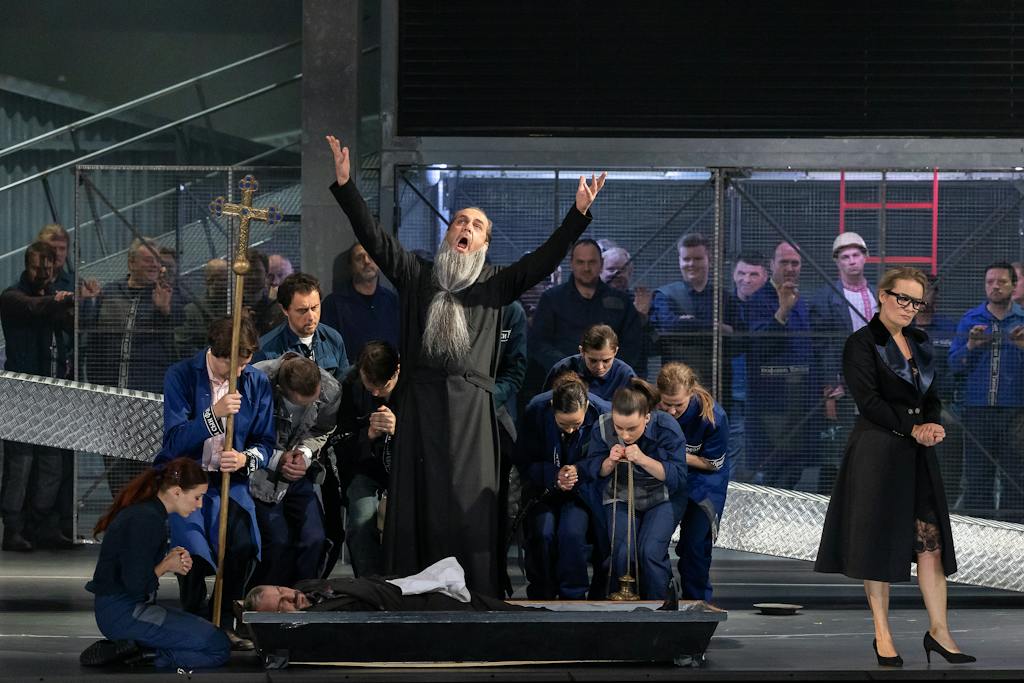 Státní opera I Lady Macbeth Mcenského újezdu: František Zahradníček (Boris Timofejevič Izmajlov), Ivo Hrachovec (Kněz), Alžběta Poláčková (Katěrina Lvovna Izmajlova), Sbor Státní opery, Balet Opery Národního divadla – foto: Zdeněk Sokol