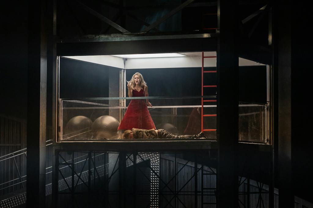 Státní opera I Lady Macbeth Mcenského újezdu: Alžběta Poláčková (Katěrina Lvovna Izmajlova), Denys Pivnickij (Sergej) – foto: Zdeněk Sokol