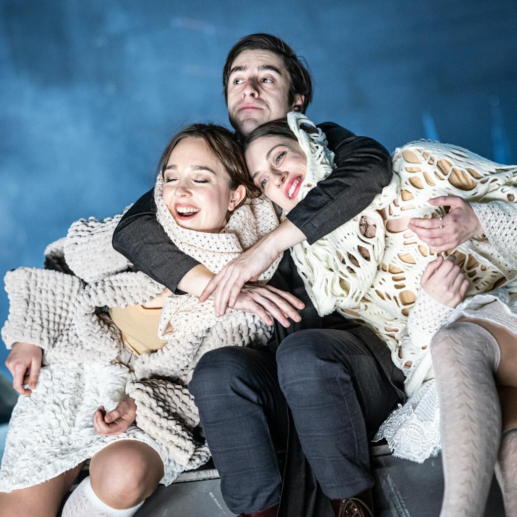 Činohra | Hamlet: Denisa Barešová (Guildenstern), Pavel Neškudla (Hamlet), Marie Poulová (Rosenkrantz) – foto: Pavel Hejný