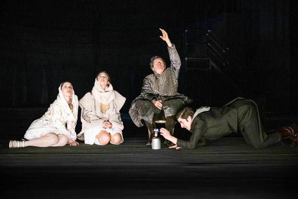 Drama | Hamlet: Marie Poulová (Rosenkrantz), Denisa Barešová (Guildenstern), David Prachař (Actor), Pavel Neškudla (Hamlet) – photo: Pavel Hejný
