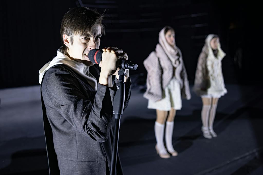 Drama | Hamlet: Pavel Neškudla (Hamlet), Denisa Barešová (Guildenstern), Marie Poulová (Rosenkrantz) – photo: Pavel Hejný