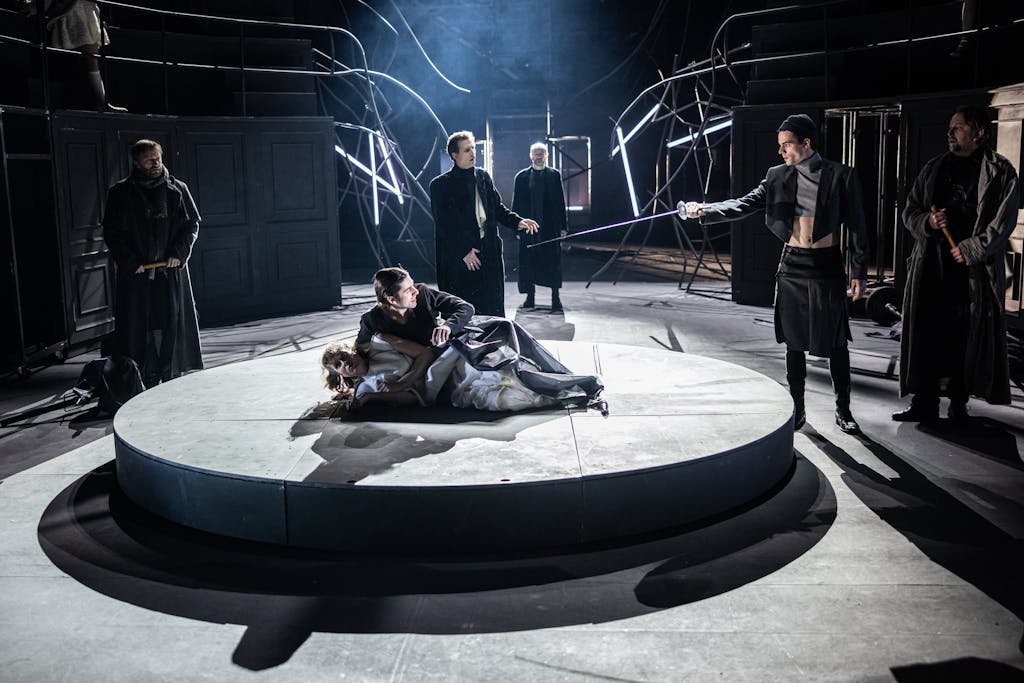 Drama | Hamlet: Jan Bidlas (Francisco), Berenika Anna Mikeschová (Ophelia), Pavel Neškudla (Hamlet), Igor Orozovič (Claudius), Csongor Kassai (Ghost), Filip Březina (Laertes), Marek Daniel (Barnardo) – photo: Pavel Hejný