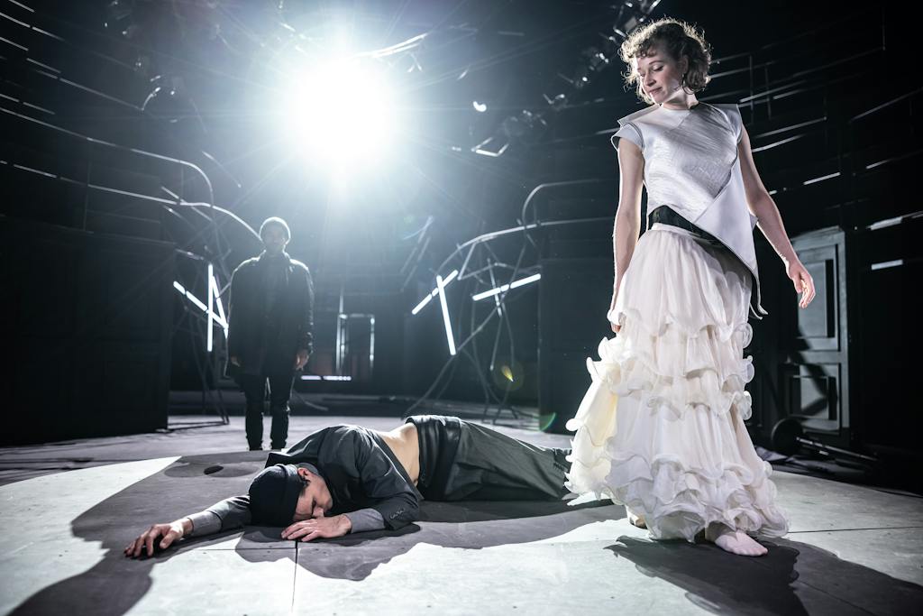 Činohra | Hamlet: Petr Vančura (Horacio), Filip Březina (Laertes), Berenika Anna Mikeschová (Ofelie) – foto: Pavel Hejný