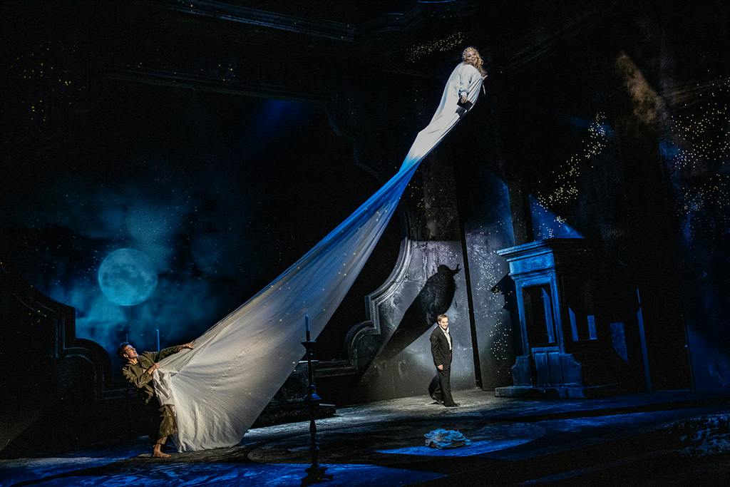 Činohra | Kytice: Radúz Mácha (Ženich), Jan Bidlas (Umrlec), Lucie Polišenská (Dívka) – foto: Pavel Hejný
