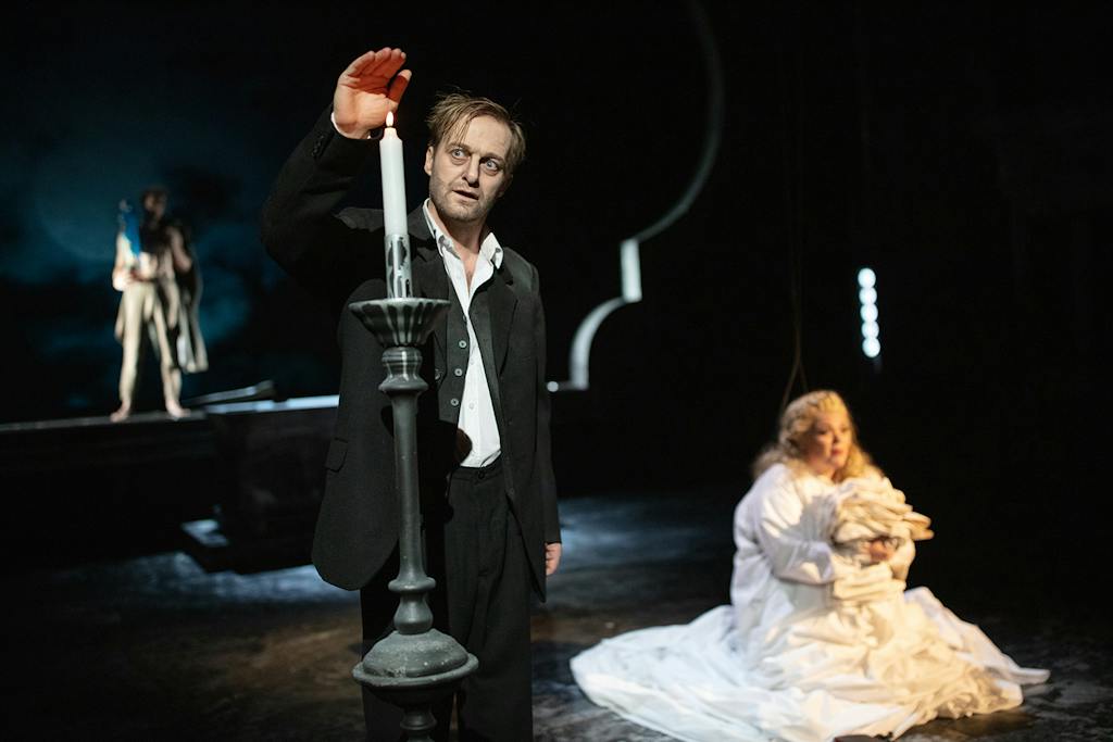 Drama | A Bouquet: Jan Bidlas (Dead Man), Lucie Polišenská (Girl) – photo: Pavel Hejný