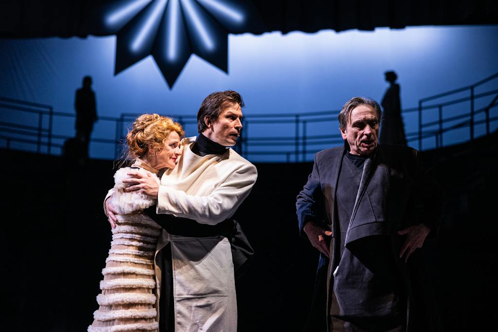 Drama | Hamlet: Taťjana Medvecká (Gertrude), Igor Orozovič (Claudius), Ondřej Pavelka (Polonius) – photo: Pavel Hejný