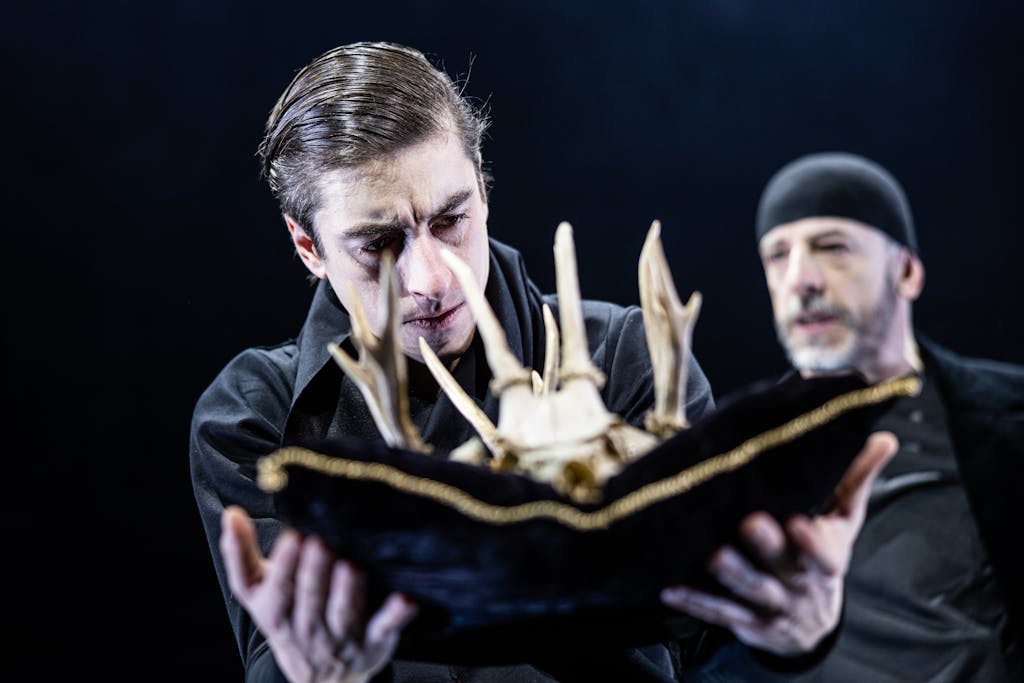 Činohra | Hamlet: Pavel Neškudla (Hamlet), Csongor Kassai (Duch) – foto: Pavel Hejný
