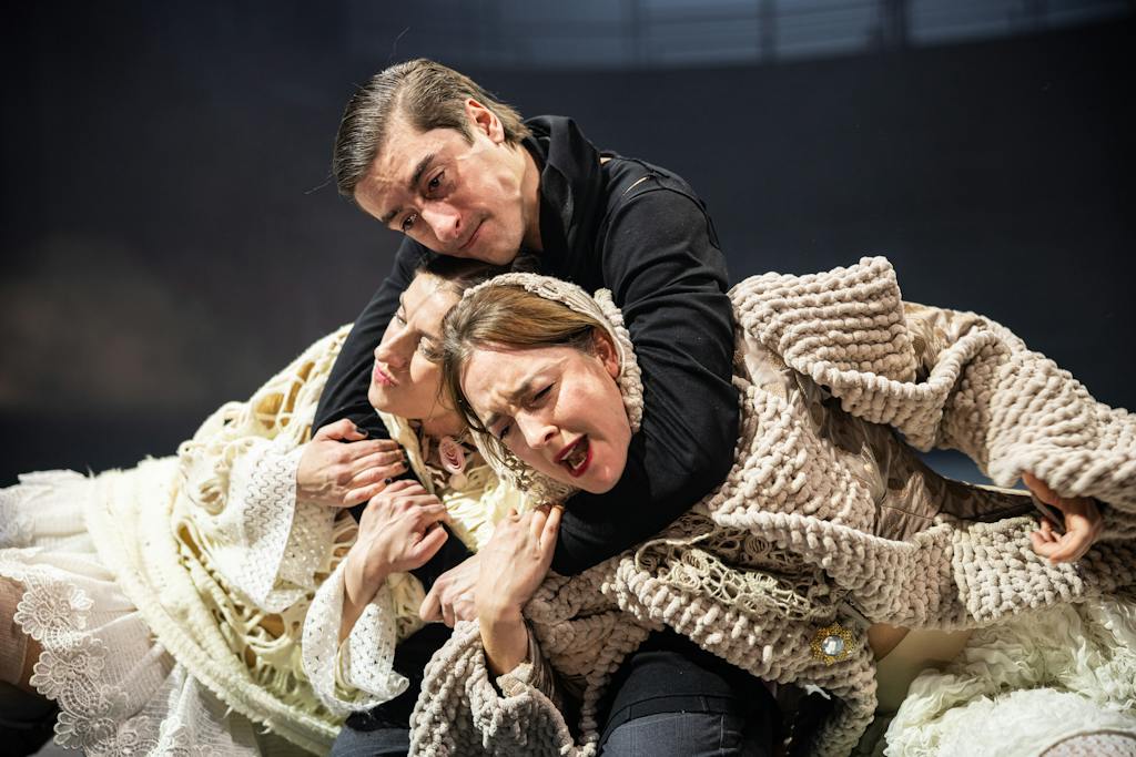 Drama | Hamlet: Marie Poulová (Rosenkrantz), Pavel Neškudla (Hamlet), Denisa Barešová (Guildenstern) – photo: Pavel Hejný