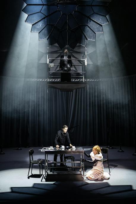 Drama | Hamlet: Pavel Neškudla (Hamlet), Taťjana Medvecká (Gertrude), Csongor Kassai (Ghost) – photo: Pavel Hejný