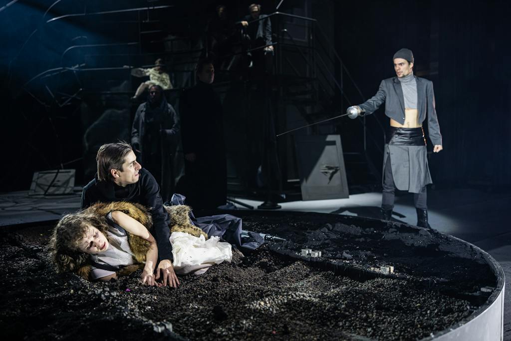 Činohra | Hamlet: Berenika Anna Mikeschová (Ofelie), Pavel Neškudla (Hamlet), Filip Březina (Laertes) – foto: Pavel Hejný