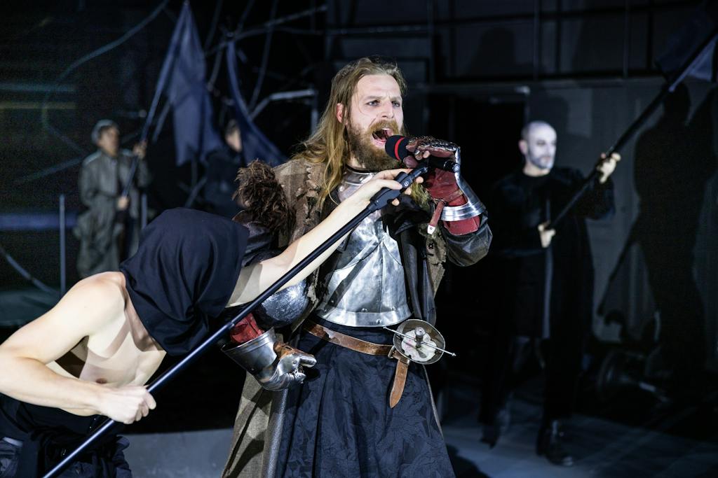 Činohra | Hamlet: Pavel Neškudla (Hamlet), Jakub Gottwald (Fortinbras) – foto: Pavel Hejný