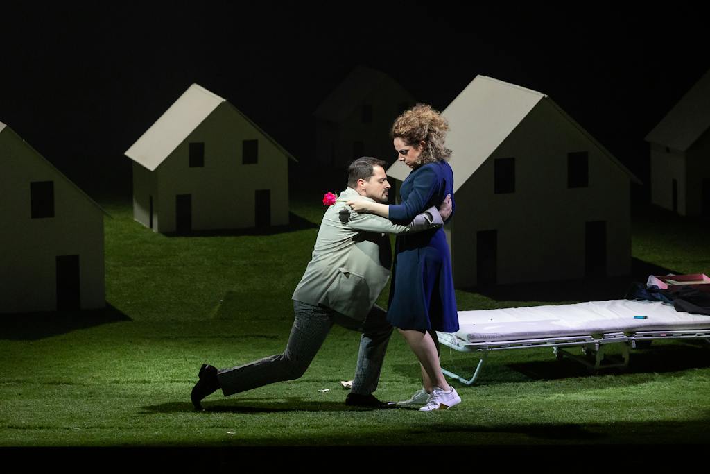 NT Opera I Le nozze di Figaro: Jiří Brückler (Count Almaviva), Ralitsa Ralinova (Susanna) – photo: Zdeněk Sokol
