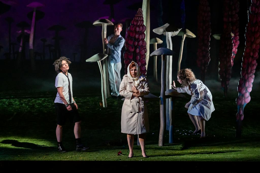 NT Opera I Le nozze di Figaro: Arnheiður Eiríksdóttir (Cherubino), Michal Marhold (Figaro), Kateřina Kněžíková (Countess Almaviva), Ralitsa Ralinova (Susanna) – photo: Zdeněk Sokol