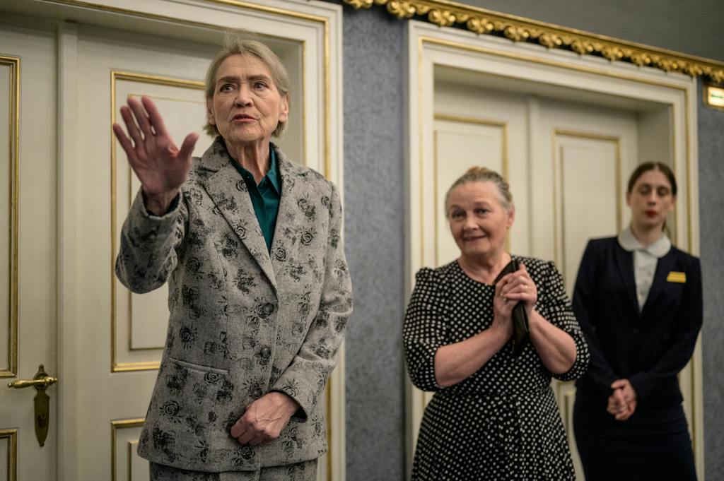 Činohra | Ještě chvilku: Johanna Tesařová (Věra), Jana Preissová (Květa), Marie Poulová (Stanzi) – foto: Petr Neubert