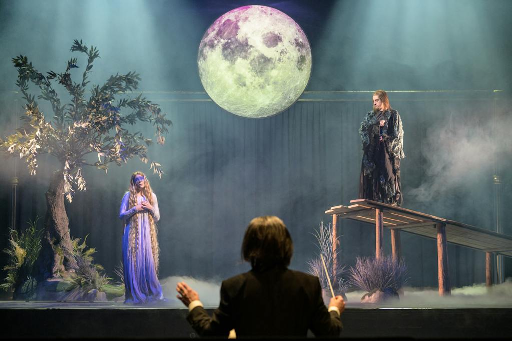 Činohra | Ještě chvilku: Veronika Lazorčáková (Rusalka), Saša Rašilov (Hugo), Pavel Neškudla (Pes) – foto: Petr Neubert