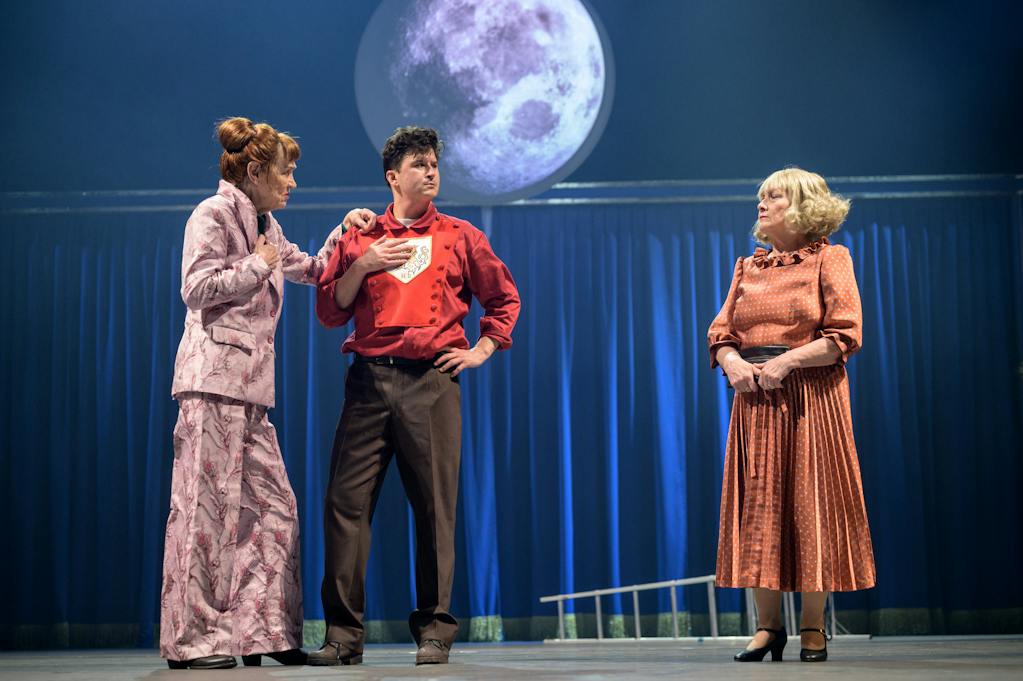 Činohra | Ještě chvilku: Johanna Tesařová (Věra), Šimon Krupa (Hasič), Jana Preissová (Květa) – foto: Petr Neubert