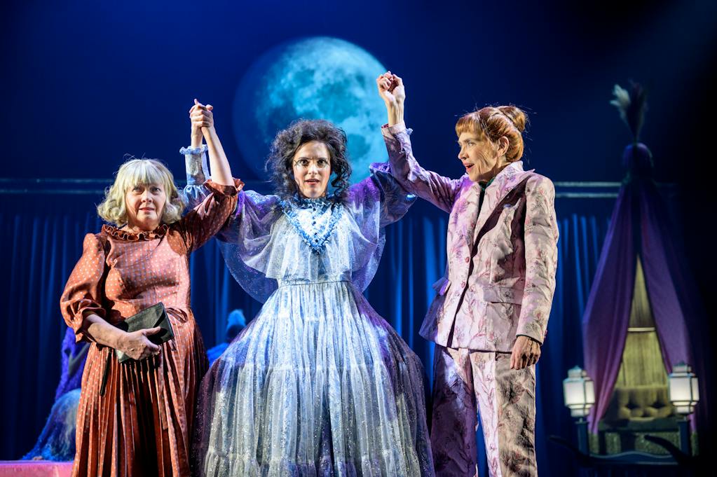 Činohra | Ještě chvilku: Jana Preissová (Květa), Magdaléna Borová (Královna Mab), Johanna Tesařová (Věra) – foto: Petr Neubert