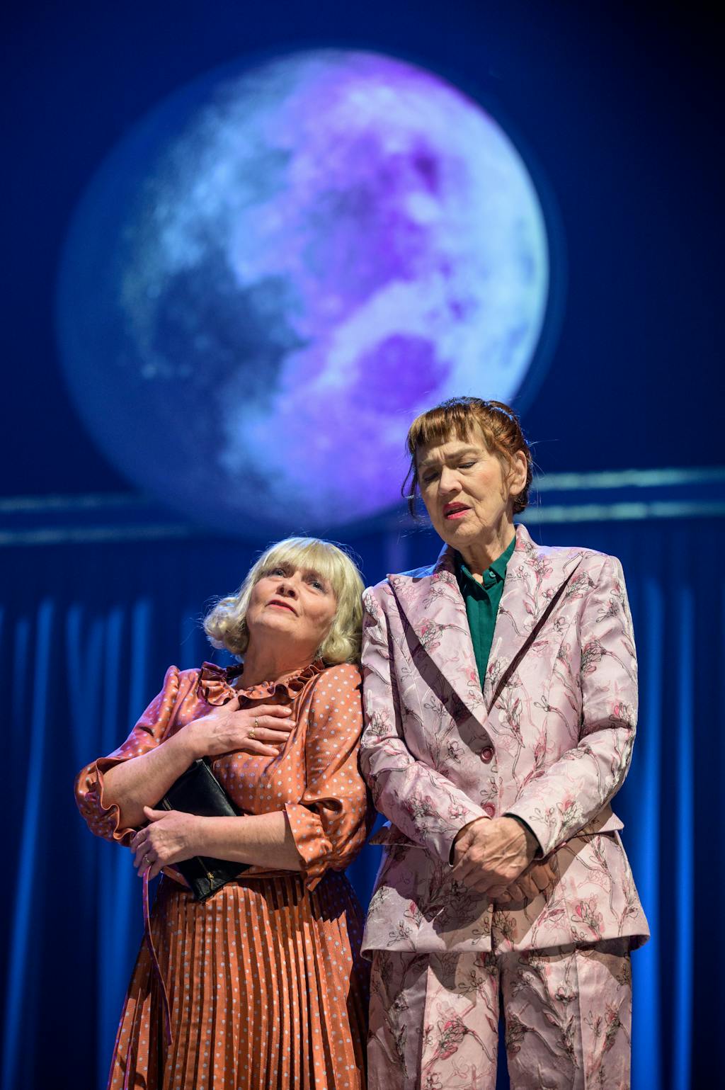 Činohra | Ještě chvilku: Jana Preissová (Květa), Johanna Tesařová (Věra) – foto: Petr Neubert