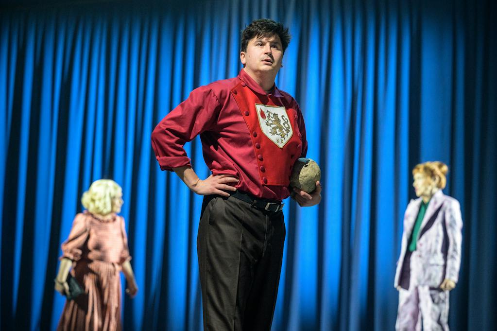 Činohra | Ještě chvilku: Šimon Krupa (Hasič), v pozadí Jana Preissová (Květa), Johanna Tesařová (Věra) – foto: Petr Neubert