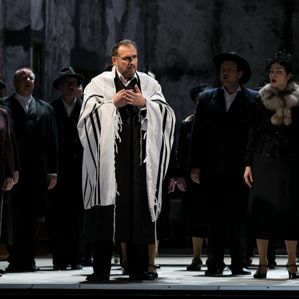 Státní opera I Nabucco: Ivo Stánčev (Zachariáš), Sbor Státní opery – foto: Zdeněk Sokol