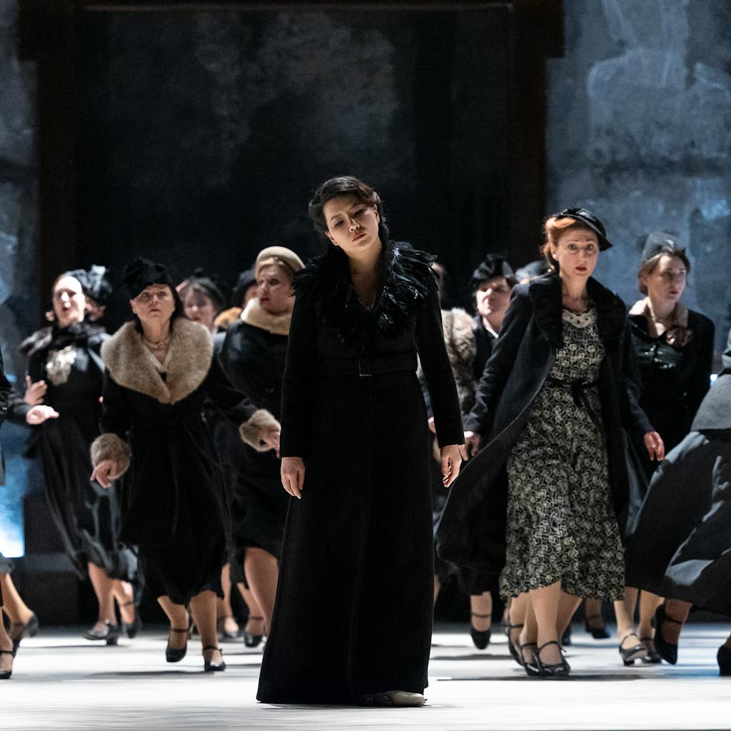 Státní opera I Nabucco: Lilla Lee (Abigail), Sbor Státní opery – foto: Zdeněk Sokol