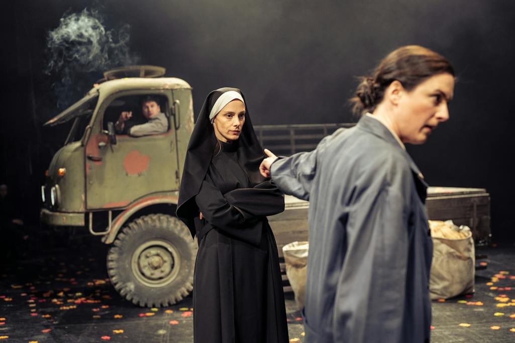 Drama | White Water: Jana Pidrmanová (Evarista), Magdaléna Borová (Žofia Burdová) – photo: Petr Neubert