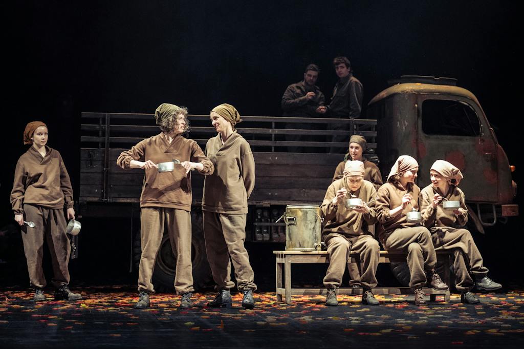 Drama | White Water: Berenika Anna Mikeschová (Bohdanka), Jana Pidrmanová (Evarista), Johanna Tesařová (Benigna) – photo: Petr Neubert