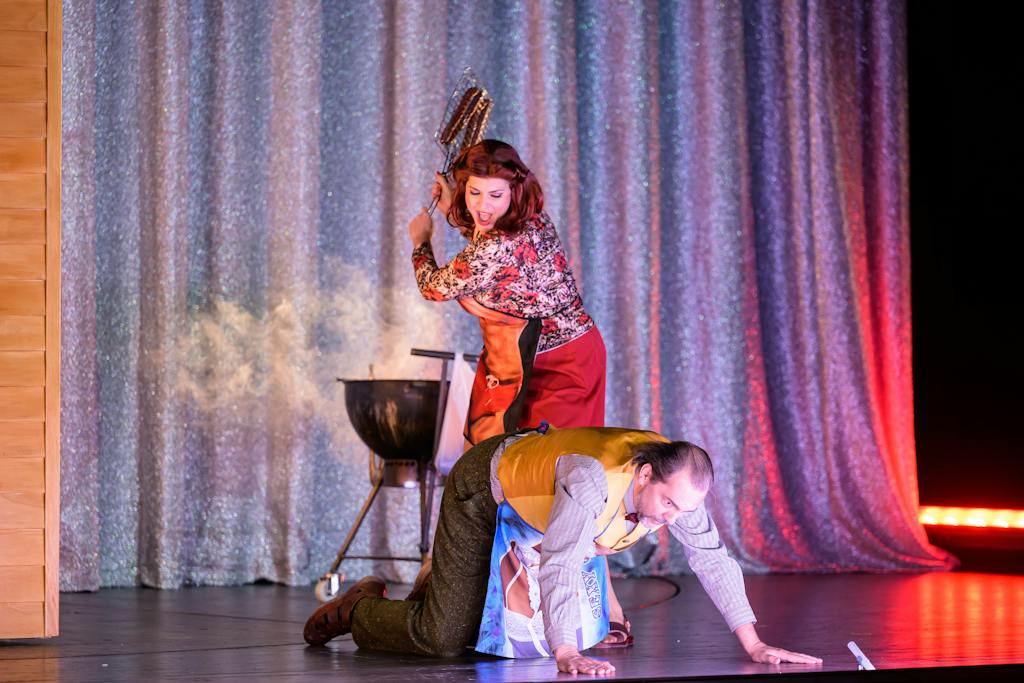 State Opera I Le Grand Macabre: Victoria Khorosunova (Mescalina), Ivo Hrachovec (Astradamors) – photo: Serghei Gherciu